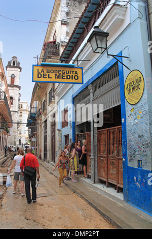 La Bodeguita del Medio - Calle Empedrado, l'Avana Vecchia (La Habana Vieja), Cuba, il Mare dei Caraibi e America centrale Foto Stock