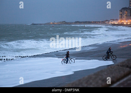 Paesi Bassi, Vlissingen, giovane sulle biciclette di bagnare i piedi durante la tempesta Foto Stock