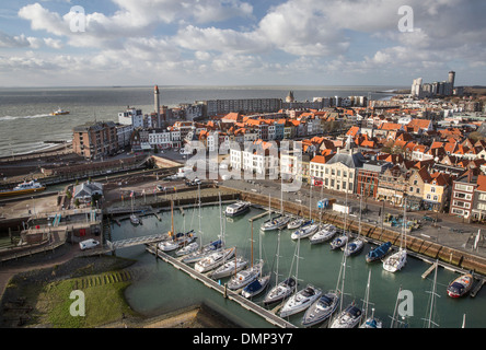 Paesi Bassi, Vlissingen, vista aerea da Arsenaal torre sulla città storica e attuale di edifici residenziali. Foto Stock