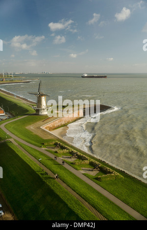 Paesi Bassi, Vlissingen, vista dalla Torre Arsenaal sul mulino a vento, zona industriale e il fiume chiamato Westerschelde. Portarinfuse nave Foto Stock