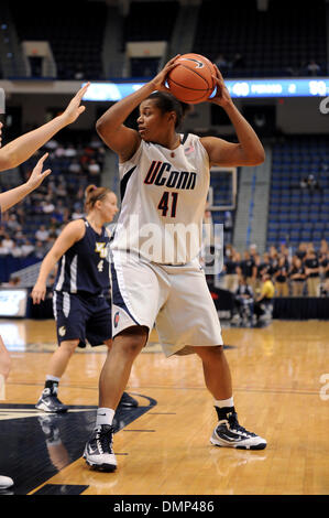 Nov. 09, 2009 - Hartford, Connecticut, Stati Uniti - 8 Novembre 2009: durante il Vanguard vs UConn gioco mostra presso il centro di XL a Hartford, Connecticut. Connecticut sconfitto Vanguard 98-68. (Credito Immagine: © Geoff Bolte/Southcreek globale/ZUMApress.com) Foto Stock