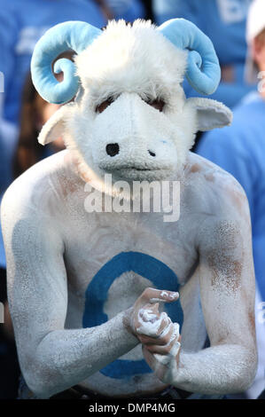 Nov. 12, 2009 - Chapel Hill, North Carolina, Stati Uniti - 7 Novembre 2009: UNC appassionati di godere di una derivazione di Carolina contro il duca. L'università di North Carolina Tarheels sconfitto il duca diavoli blu 19-6 a Kenan Stadium di Chapel Hill, North Carolina (credito Immagine: © Margaret Bowles/Southcreek globale/ZUMApress.com) Foto Stock