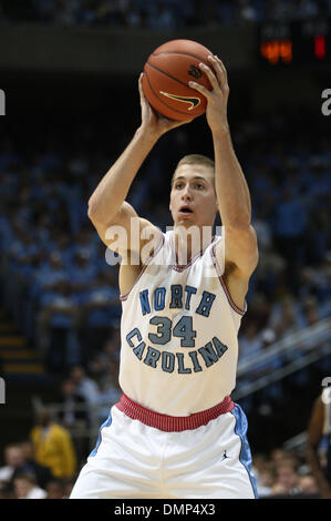 Nov. 12, 2009 - Chapel Hill, North Carolina, Stati Uniti - 9 Novembre 2009: avanti UNC David usura passa ad un compagno di squadra. Il North Carolina Tarheels sconfitto il Florida International Golden Panthers 88-72 al Dean E. Smith Center di Chapel Hill, North Carolina. (Credito Immagine: © Margaret Bowles/Southcreek globale/ZUMApress.com) Foto Stock