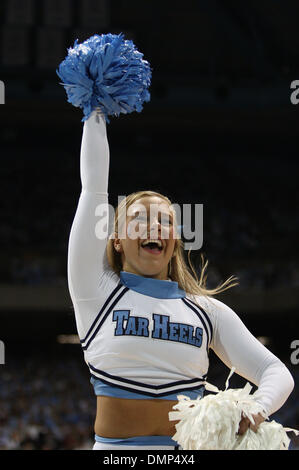 Nov. 12, 2009 - Chapel Hill, North Carolina, Stati Uniti - 9 Novembre 2009: un percorso UNC cheerleader intrattiene la folla. Il North Carolina Tarheels sconfitto il Florida International Golden Panthers 88-72 al Dean E. Smith Center di Chapel Hill, North Carolina. (Credito Immagine: © Margaret Bowles/Southcreek globale/ZUMApress.com) Foto Stock