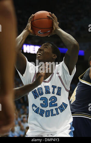 Nov. 12, 2009 - Chapel Hill, North Carolina, Stati Uniti - 9 Novembre 2009: avanti UNC Ed Davis #32 tenta di fare un cestello. Il North Carolina Tarheels sconfitto il Florida International Golden Panthers 88-72 al Dean E. Smith Center di Chapel Hill, North Carolina. (Credito Immagine: © Margaret Bowles/Southcreek globale/ZUMApress.com) Foto Stock