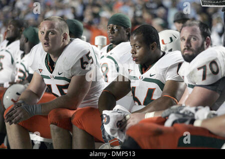 Nov. 14, 2009 - Chapel Hill, North Carolina, Stati Uniti - Novembre 14, 2009: Miami giocatori guarda come il gioco si snoda giù. L'università di North Carolina Tarheels sconfitto la University of Miami Hurricanes 33-24 a Kenan Stadium di Chapel Hill, North Carolina. (Credito Immagine: © Margaret Bowles/Southcreek globale/ZUMApress.com) Foto Stock