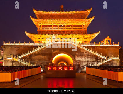 Campanile di Xian di notte, Xian, Provincia di Shaanxi, Repubblica popolare Cinese, Asia Foto Stock