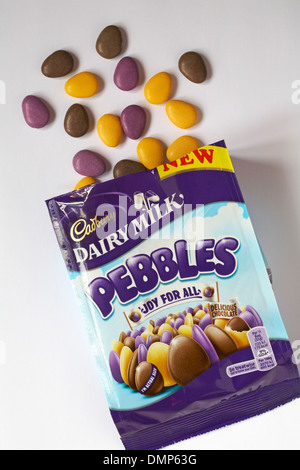 Pacchetto di nuovo Cadbury al latte di ciottoli di gioia per tutti al delizioso cioccolato aperta per mostrare il contenuto è stato impostato su sfondo bianco Foto Stock