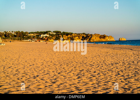 Una spiaggia vuota nella tarda estate del sole Foto Stock