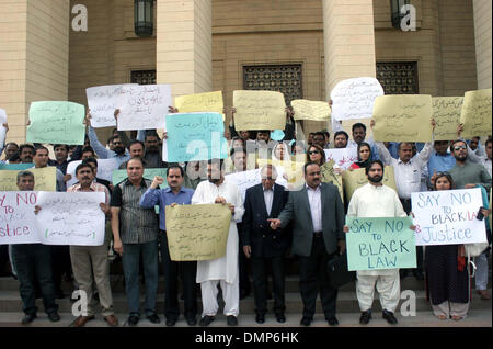 Gli attivisti e i sostenitori di Muttehida Qaumi movimento sono cantando slogan contro Sindh Governo locale Bill, al gruppo di Sindh Lunedì, 16 dicembre 2013. Foto Stock