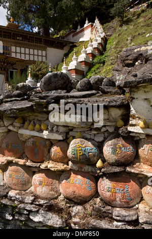 Il Bhutan, Bumthang Valley, Kurjey Lhakang, monastero, mani parete in corrispondenza di ingresso Foto Stock