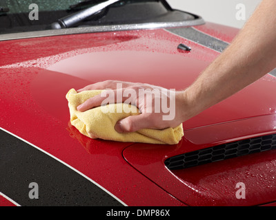Auto pulizia Asciugando panno braccio mano bagnato con acqua Foto Stock