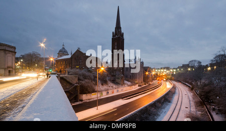 La chiesa di san nicola unione terrazza snow crepuscolo street Foto Stock