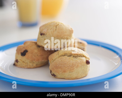 Focaccine di frutta uvetta di Corinto piastra torre arancia arancio caraffa tavola pasta di vetro Foto Stock