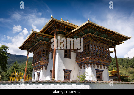 Il Bhutan, Bumthang Kurjey Lhakang, monastero, nuovi alloggi costruiti in stile tradizionale e decorate con telaio in legno Foto Stock