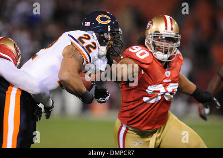 Nov. 12, 2009 - San Francisco, California, Stati Uniti - 12 Novemberber 2009: Chicago Bears running back Matt Forte (22) corre in San Francisco 49ers defensive lineman Isaac Sopoaga (90) durante la NFL partita di calcio tra i Chicago Bears e San Francisco 49ers al Candlestick Park di San Francisco, California. (Credito Immagine: © Matt Cohen/Southcreek globale/ZUMApress.com) Foto Stock