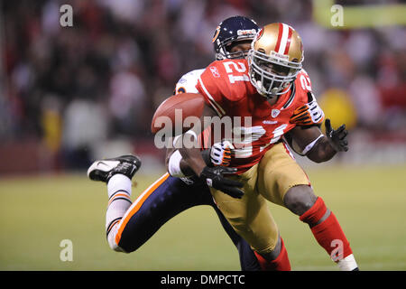 Nov. 12, 2009 - San Francisco, California, Stati Uniti - 12 Novemberber 2009: Chicago Bears cornerback Charles Tillman (33) strisce la palla da San Francisco 49ers running back Frank Gore (21) durante la NFL partita di calcio tra i Chicago Bears e San Francisco 49ers al Candlestick Park di San Francisco, California. (Credito Immagine: © Matt Cohen/Southcreek globale/ZUMApress.com) Foto Stock