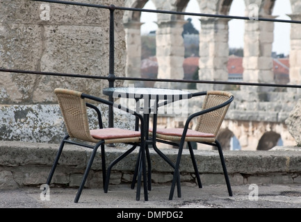 Tavolo e due sedie all'aperto così vicino a Anfiteatro Romano Foto Stock