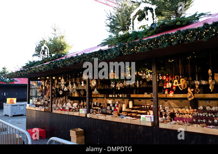 Preparazione per la Fiera di natale e mercato continentale in Princes Street Gardens, Edimburgo, Scozia. Foto Stock