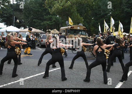 Sett. 19, 2009 - WINSTON SALEM, North Carolina, Stati Uniti - 19 Settembre 2009: Wake Forest cheerleaders intrattenere le ventole del parcheggio durante il gioco con Elon a BB&T Stadium IN WINSTON SALEM NC. Wake sconfitto Elon 35-7. (Credito Immagine: © Jim Dedmon/Southcreek globale/ZUMApress.com) Foto Stock