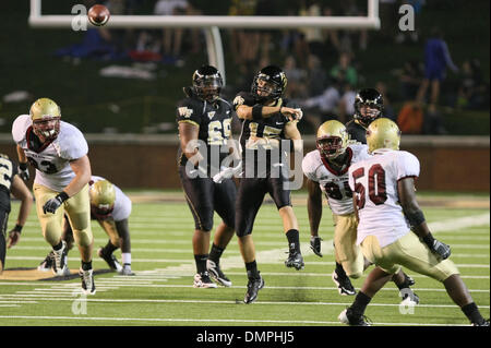 Sett. 19, 2009 - WINSTON SALEM, North Carolina, Stati Uniti - 19 Settembre 2009: Wake Forest quarterback Ryan McManus (15) torna in tasca durante il gioco con Elon a BB&T Stadium IN WINSTON SALEM NC. Wake sconfitto Elon 35-7. (Credito Immagine: © Jim Dedmon/Southcreek globale/ZUMApress.com) Foto Stock