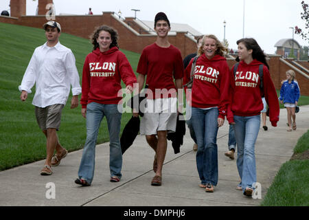 Sett. 19, 2009 - WINSTON SALEM, North Carolina, Stati Uniti - 19 Settembre 2009: Elon fedeli arrivare presto per il gioco con Wake Forest a BB&T Stadium IN WINSTON SALEM NC. Wake sconfitto Elon 35-7. (Credito Immagine: © Jim Dedmon/Southcreek globale/ZUMApress.com) Foto Stock