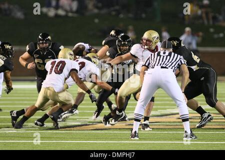 Sett. 19, 2009 - WINSTON SALEM, North Carolina, Stati Uniti - 19 Settembre 2009: Wake Forest torna Willie Dixon (34) guadagna small yardage durante il gioco con Elon a BB&T Stadium IN WINSTON SALEM NC. Wake sconfitto Elon 35-7. (Credito Immagine: © Jim Dedmon/Southcreek globale/ZUMApress.com) Foto Stock