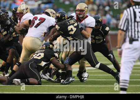 Sett. 19, 2009 - WINSTON SALEM, North Carolina, Stati Uniti - 19 Settembre 2009: Wake Forest e Elon giocatori scramble per il fumble durante il gioco con Elon a BB&T Stadium IN WINSTON SALEM NC. Wake sconfitto Elon 35-7. (Credito Immagine: © Jim Dedmon/Southcreek globale/ZUMApress.com) Foto Stock