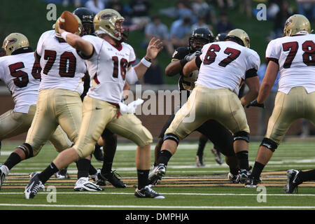 Sett. 19, 2009 - WINSTON SALEM, North Carolina, Stati Uniti - 19 Settembre 2009: Elon quarterback Scottt Riddle (16) torna in tasca durante il gioco con Elon a BB&T Stadium IN WINSTON SALEM NC. Wake sconfitto Elon 35-7. (Credito Immagine: © Jim Dedmon/Southcreek globale/ZUMApress.com) Foto Stock