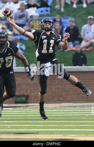 Sett. 19, 2009 - WINSTON SALEM, North Carolina, Stati Uniti - 19 Settembre 2009: Wake Forest quarterback Riley Skinner (11) torna in tasca durante il gioco con Elon a BB&T Stadium IN WINSTON SALEM NC. Wake sconfitto Elon 35-7. (Credito Immagine: © Jim Dedmon/Southcreek globale/ZUMApress.com) Foto Stock