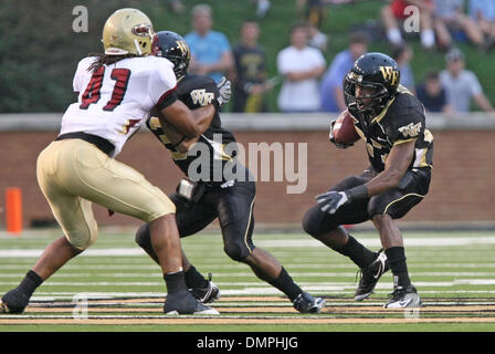 Sett. 19, 2009 - WINSTON SALEM, North Carolina, Stati Uniti - 19 Settembre 2009: Wake Forest running back Josh Adams (27) intorno al fine durante il gioco con Elon a BB&T Stadium IN WINSTON SALEM NC. Wake sconfitto Elon 35-7. (Credito Immagine: © Jim Dedmon/Southcreek globale/ZUMApress.com) Foto Stock