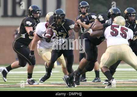 Sett. 19, 2009 - WINSTON SALEM, North Carolina, Stati Uniti - 19 Settembre 2009: Wake Forest tailback Josh Adams (27) corre per un guadagno durante il gioco con Elon a BB&T Stadium IN WINSTON SALEM NC. Wake sconfitto Elon 35-7. (Credito Immagine: © Jim Dedmon/Southcreek globale/ZUMApress.com) Foto Stock