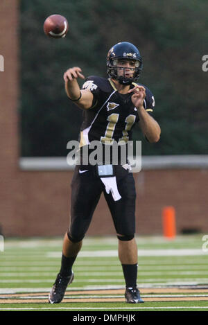 Sett. 19, 2009 - WINSTON SALEM, North Carolina, Stati Uniti - Wake QB Riley Skinner gettando per registrare yardage nel primo semestre contro Elon dove egli conduce la sua squadra ad una vittoria 35-7. (Credito Immagine: © Jim Dedmon/Southcreek globale/ZUMApress.com) Foto Stock