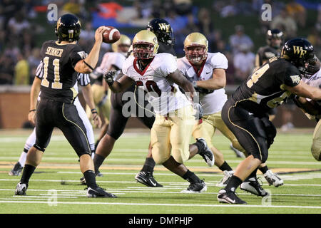 Sett. 19, 2009 - WINSTON SALEM, North Carolina, Stati Uniti - 19 Settembre 2009: Wake Forest quarterback Riley Skinner (11) torna in tasca durante il gioco con Elon a BB&T Stadium IN WINSTON SALEM NC. Wake sconfitto Elon 35-7. (Credito Immagine: © Jim Dedmon/Southcreek globale/ZUMApress.com) Foto Stock