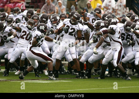 Sett. 26, 2009 - Starkville, Mississippi, Stati Uniti - 26 Settembre 2009: Bulldogs eseguendo il cane Pound Rock prima che essi ospitano le Tigri della LSU. Il LSU Tigers sconfitto la MSU Bulldogs 30 - 26 a Davis Wade Stadium di Starkville MS. (Credito Immagine: © Derden Abete rosso/Southcreek globale/ZUMApress.com) Foto Stock