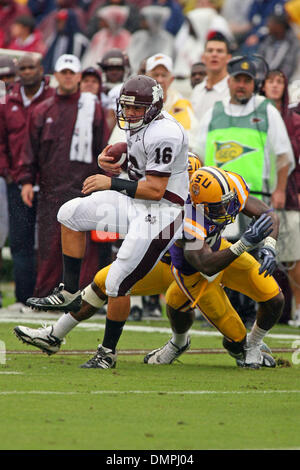 Sett. 27, 2009 - Starkville, Mississippi, Stati Uniti - 26 Settembre 2009: Quarterback Tyson Lee codifica per acquisita yardage. Il LSU Tigers sconfitto la MSU Bulldogs 30 - 26 a Davis Wade Stadium di Starkville MS. (Credito Immagine: © Derden Abete rosso/Southcreek globale/ZUMApress.com) Foto Stock