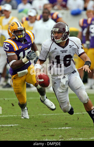 Sett. 27, 2009 - Starkville, Mississippi, Stati Uniti - 26 Settembre 2009: Cornerback Brandon Taylor (15) insegue giù Quarteback Tyson Lee (16). Il LSU Tigers sconfitto la MSU Bulldogs 30 - 26 a Davis Wade Stadium di Starkville MS. (Credito Immagine: © Derden Abete rosso/Southcreek globale/ZUMApress.com) Foto Stock