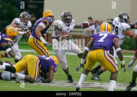 Sett. 27, 2009 - Starkville, Mississippi, Stati Uniti - 26 Settembre 2009: Running Back Anthony Dixon (24) corre therough il foro praticato dal suo guardafili. Il LSU Tigers sconfitto la MSU Bulldogs 30 - 26 a Davis Wade Stadium di Starkville MS. (Credito Immagine: © Derden Abete rosso/Southcreek globale/ZUMApress.com) Foto Stock