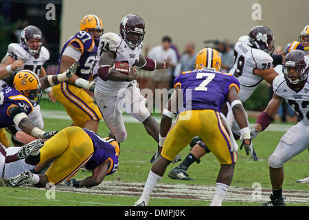 Sett. 27, 2009 - Starkville, Mississippi, Stati Uniti - 26 Settembre 2009: Running Back Anthony Dixon (24) corre therough il foro praticato dal suo guardafili. Il LSU Tigers sconfitto la MSU Bulldogs 30 - 26 a Davis Wade Stadium di Starkville MS. (Credito Immagine: © Derden Abete rosso/Southcreek globale/ZUMApress.com) Foto Stock