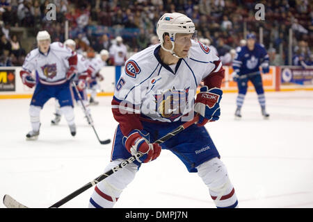 Sett. 30, 2009 - Oshawa, Ontario, Canada - 30 Settembre 2009: Bulldog il Ciad Anderson (6) linee fino a Marlies lettore durante il terzo periodo. La Hamilton Bulldogs ha giocato il Toronto Marlies e li sconfitto 3-0 presso il centro GM in Oshawa, Ontario (credito Immagine: © Steve Dormer Southcreek/Global/ZUMApress.com) Foto Stock