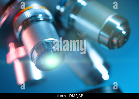 Lente di microscopio con un fascio di luce verde Foto Stock