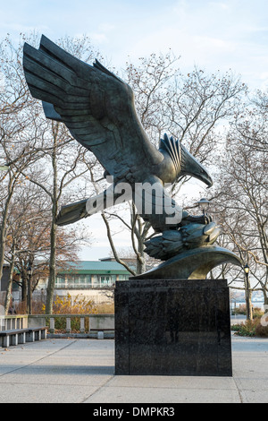 Side Shot della East Coast Memorial aquila in bronzo monumento. New York, Stati Uniti Foto Stock