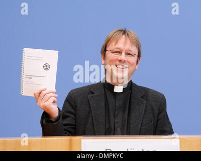 Berlino, Germania. Dicembre 16th, 2013. Il prelato Dutzmann, Ev. Presidente del GKKE e plenipotenziario del Consiglio della EKD, Prelato Jüsten, Cattolica Presidente del GKKE e Commissario dei vescovi tedeschi, e Jan svasso, presidente della sezione di esportazioni di armi GKKE, sul tema "l'esportazione di armi relazione 2013 della conferenza congiunta chiesa e sviluppo (GKKE)' alla casa federale di conferenza stampa a Berlino. / Immagine: Prelato Karl Jüsten, Cattolica Presidente del GKKE e Commissario dei vescovi tedeschi. Foto Stock