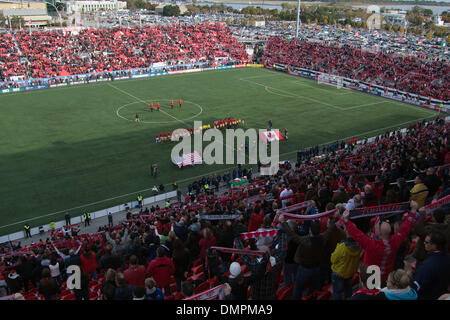 18 ottobre 2009 - Toronto, Ontario, Canada - 17 Ottobre 2009: Toronto FC tifosi durante gli inni nazionali. Real Salt Lake sono sconfitti da Toronto FC 1-0 presso BMO Field, Toronto, ON. (Credito Immagine: © Steve Dormer Southcreek/Global/ZUMApress.com) Foto Stock