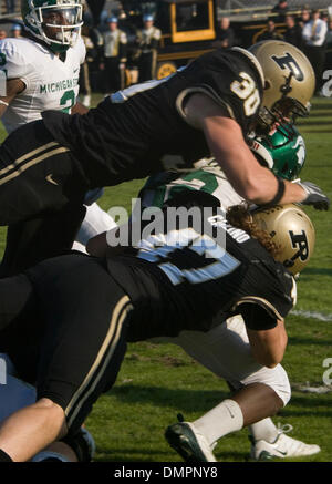 Nov. 14, 2009 - West Lafayette, Indiana, Stati Uniti - XIV Novembre 2009: Stato del Michigan's Keshawn Martin (82) restituisce il calcio di inizio 25 cantieri prima di essere affrontati da Purdue è Joe Holland (30) e Chris Carlino (47) durante il quarto trimestre azione tra Michigan State Spartans e la Purdue Boilermakers suonata in Ross Ade Stadium in West Lafayette, Indiana. Michigan State prosegue defea Foto Stock