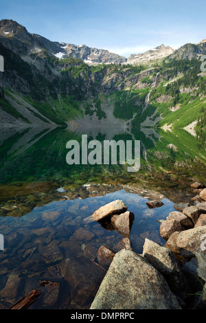 WASHINGTON - Lago di pioggia, situato vicino a Rainy Pass, sulla US Highway 20 nel North Cascades. Foto Stock