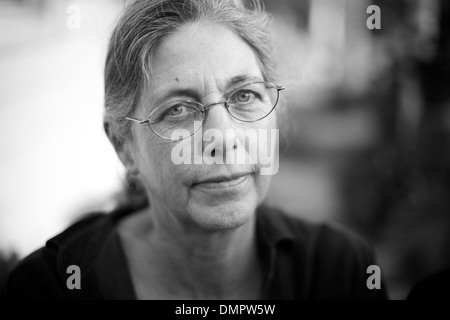 Contemplativa donna più vecchi sguardi soulfully presso la fotocamera in una comoda copia friendly formato orizzontale. Foto Stock