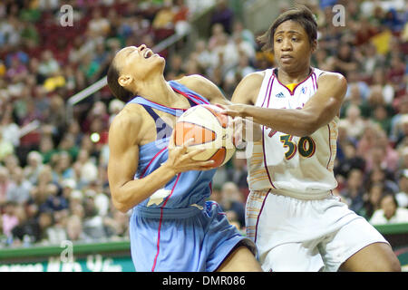 Il 29 agosto 2009 - Seattle, Washington, Stati Uniti - 29 agosto 2009: Tanisha Wright (30) falli Armintie prezzo (22) durante la Seattle Storm 91-84 ore di lavoro straordinario doppia vittoria su Atlanta sogno al Key Arena di Seattle Washington. (Credito Immagine: © Andrew Fredrickson/Southcreek globale/ZUMApress.com) Foto Stock