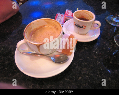 Una tazza di caffè bianco e un espresso Foto Stock