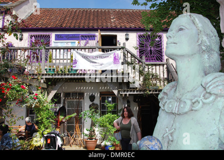 Negozi colorati all'esperienza di Glastonbury di Glastonbury off High Street Somerset Inghilterra Foto Stock